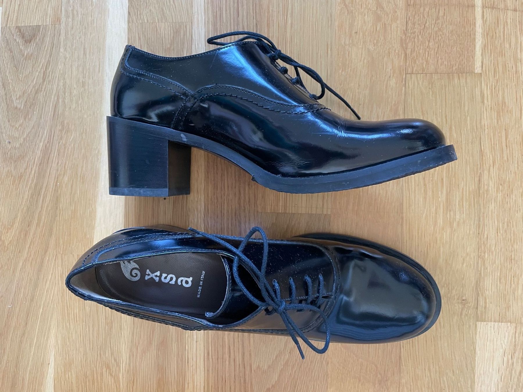 Damenschuhe: Glänzender Lederschnürschuh Grösse 38 1/2 – Gebraucht aus Zürich von 08dreissig 2