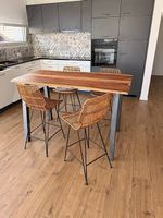 Table haute en bois massif et ses chaises 
