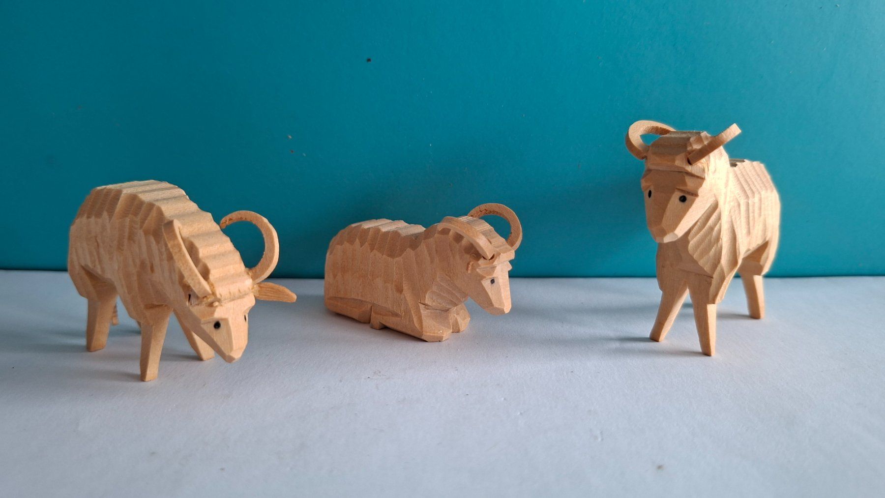 Statuette: Holzfiguren: 3er Set, handgeschnitzt, Widder, Deko – Usato da Opfikon venduto da Diversamente