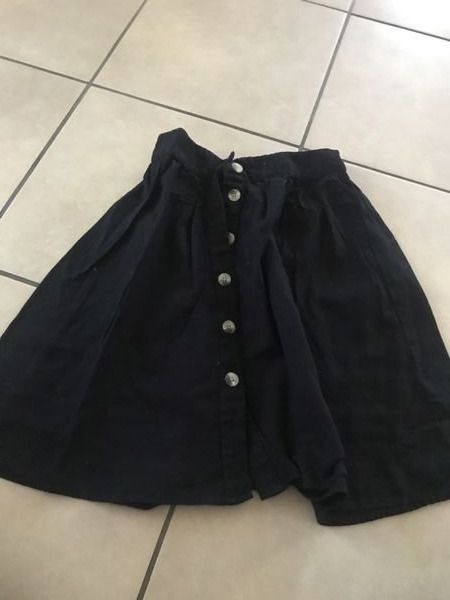 Vestiti & Gonne: Damen Mädchen Rock schwarz XS – Usato da Bergdietikon venduto da antovale