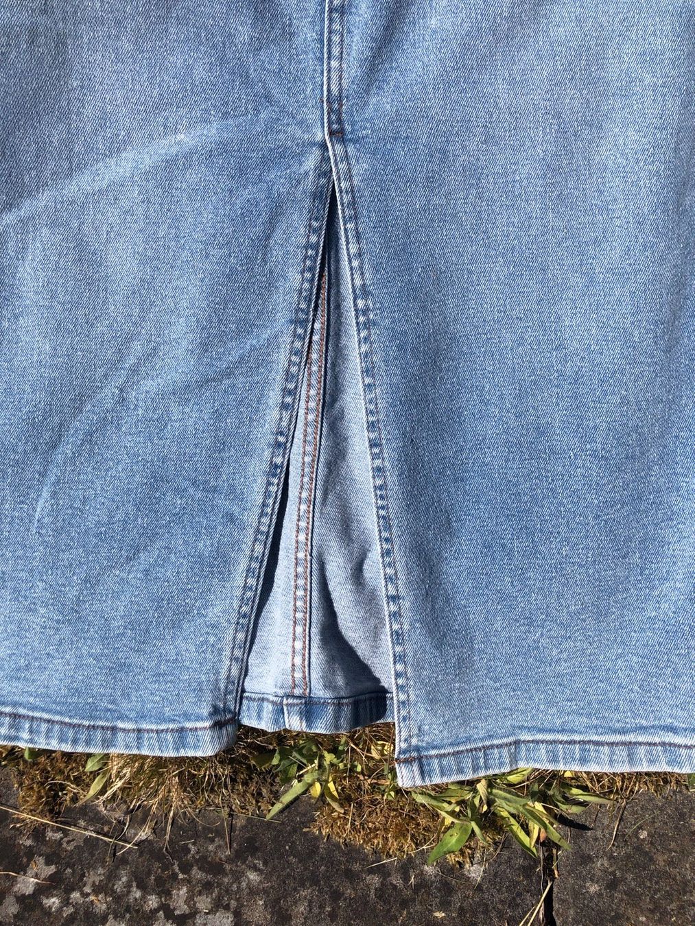Gonne: Lässige Jeansrock midi mit Schlitz – Usato da Wädenswil venduto da Pixie_ 1