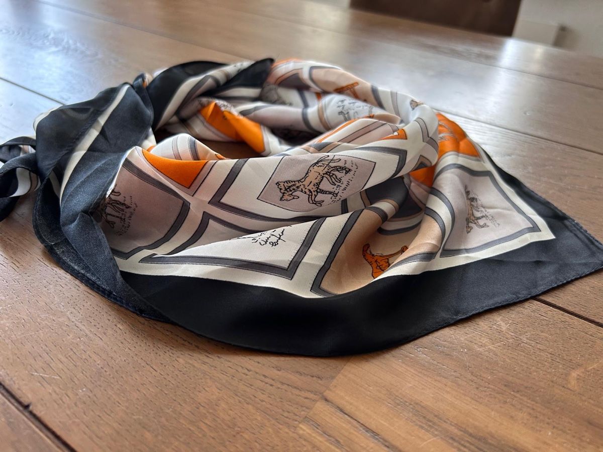 Foulards, Tücher & Schals: Wunderschönes Halstuch mit Pferdemotiven – Neu (gemäss Beschreibung) aus Rickenbach ZH von nathifa