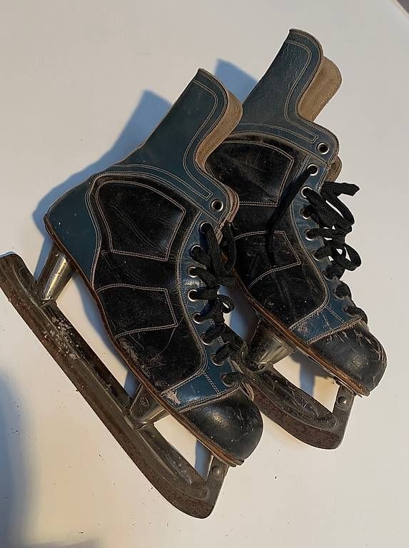 Pattini da ghiaccio: Schlittschuhe Vintage GR. 43 – Usato da Niederweningen venduto da inf_wb6v
