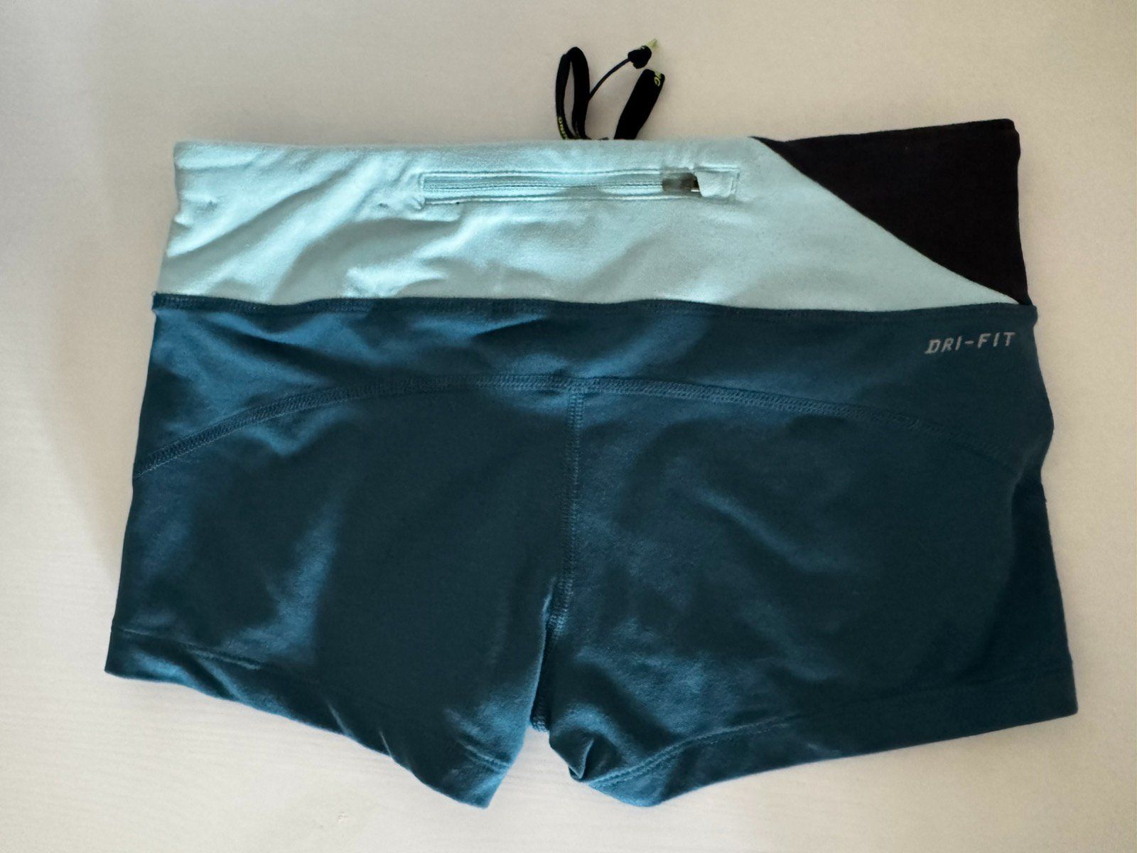 Nike Pantaloni: Nike Shorts in Grösse S – Usato da Wettingen venduto da ObradovicJelena 1