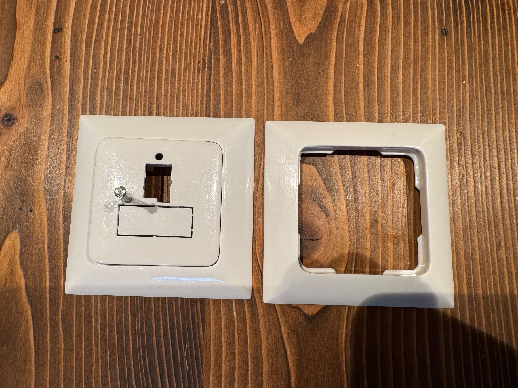 Legrand Spine: Abdeckplatte und Frontset Telefonsteckdose TT83 Legrand – Usato da Arisdorf venduto da imbeck