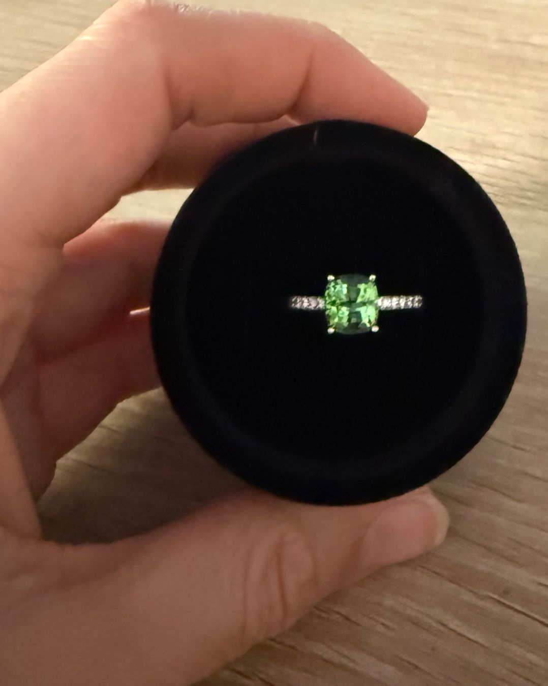 Anelli: Tourmaline verte et diamants, or blanc – Nuovo e nell'imballaggio originale da Montreux venduto da hev_mv5m 1