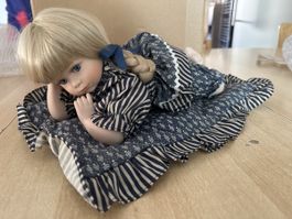 Porzellanpuppe blonde Zöpfe blaues Kleid guter Zustand