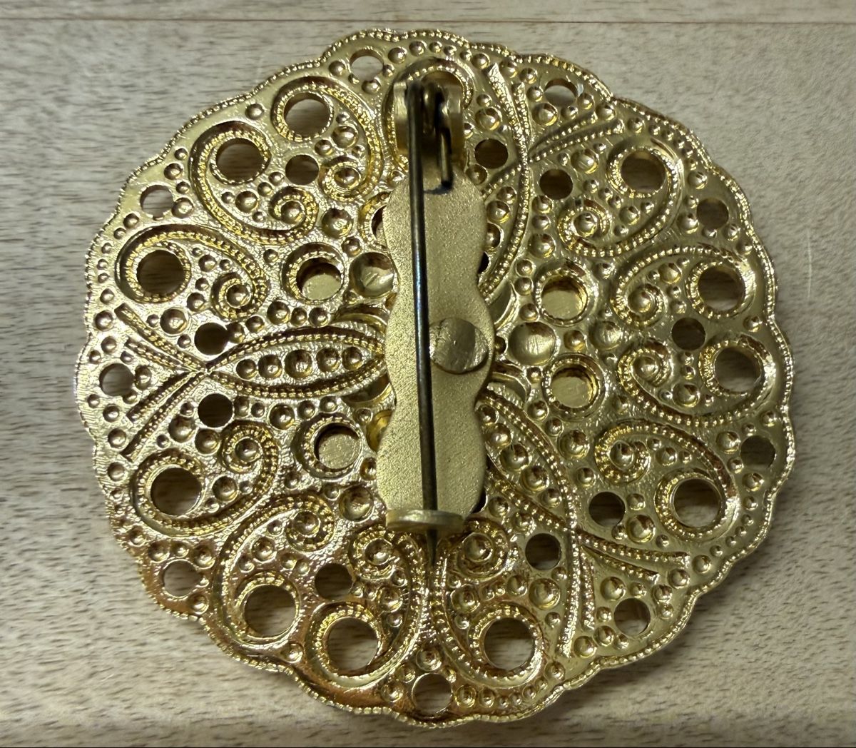 Broschen & Nadeln: Brosche Goldfarben Vintage mit Stein 5cm – Gebraucht aus Lyss von Sibella56 1
