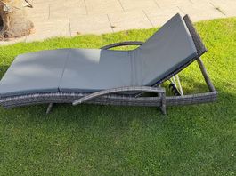 2x Rattan-Sonnenliegen mit dicken Polstern