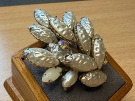 Vintage-Brosche mit weißen Strasssteinen