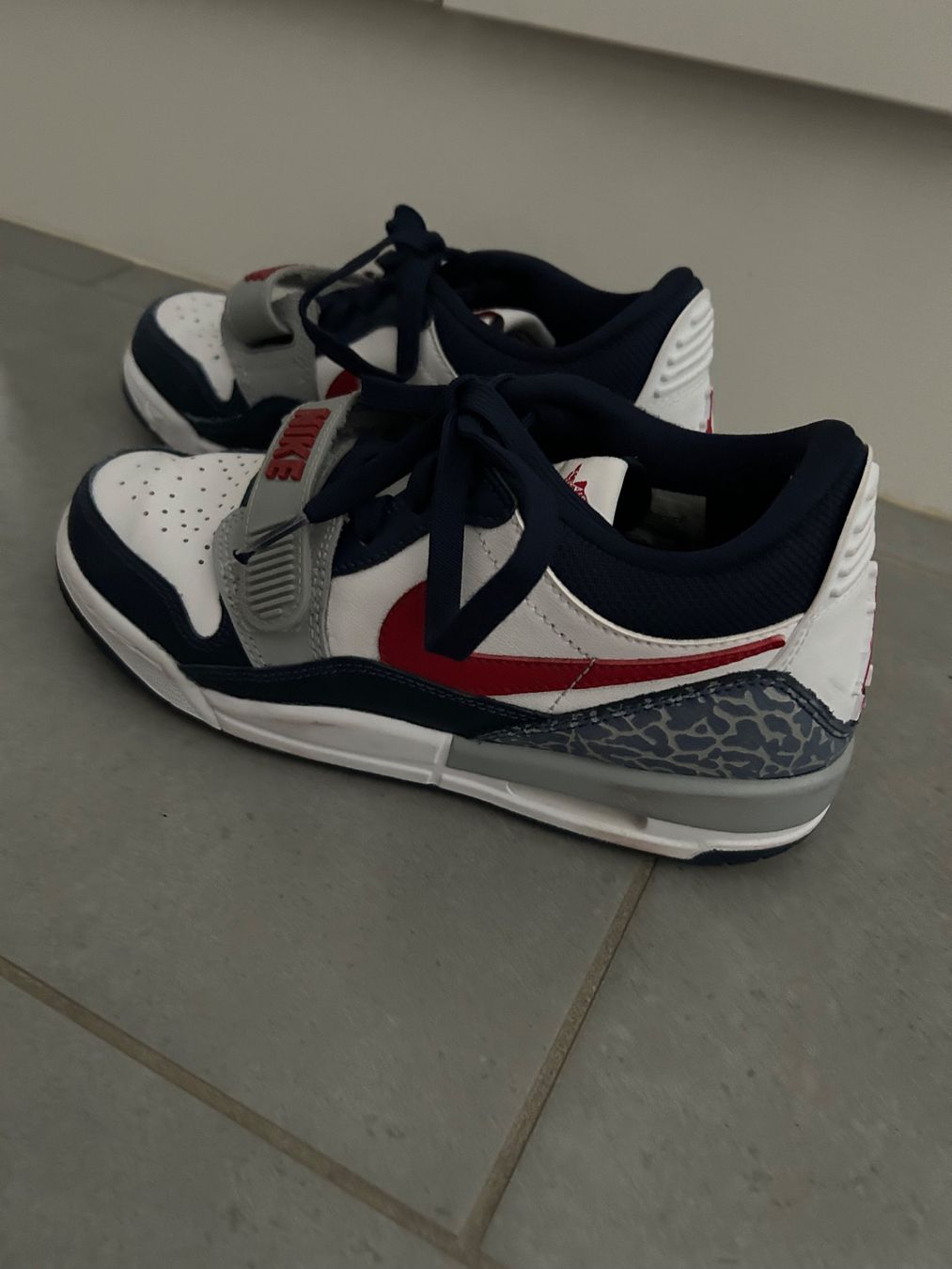 Jordan Chaussures garçon: Turnschuhe Nike Air Jordan, Gr. 36.5 – D'occasion à Romont FR par perrno 2