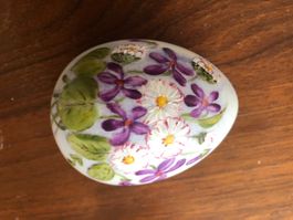 Osterei Porzellan lila gemustert mit Blumen