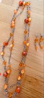 Halskette mit Ohrringen, orangefarbene Herbstfarben.