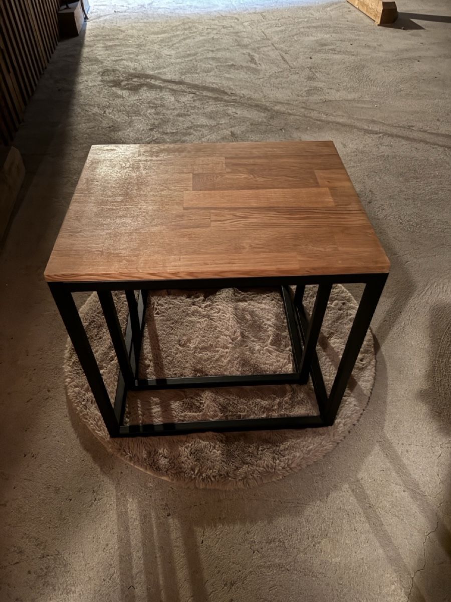 Set de table et chaises: Beistelltisch Eichenholz Metall schwarz – D'occasion à Biel/Bienne par Mia2025