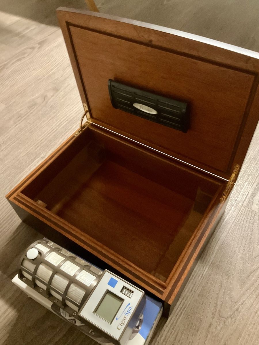 Davidoff Humidor per sigari: Davidoff Humidor - Edle Zigarrenbox mit Befeuchter! – Usato da Domat Ems venduto da allblack01 1