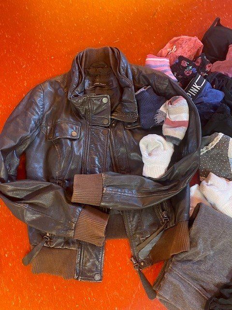 Lotti di vestiti: Grosses Damen Kleiderpaket – Usato da Wängi venduto da Bmo 2