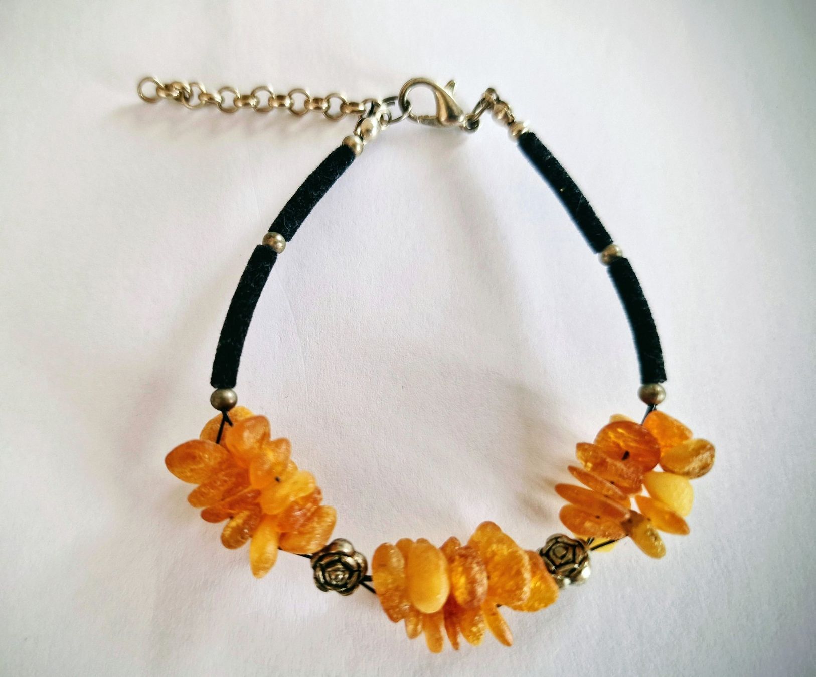 Bracelets: Bernsteinperlen in Rosenform, perfekt als Geschenk – Neuf (Voir description) à Widnau par Marakumba