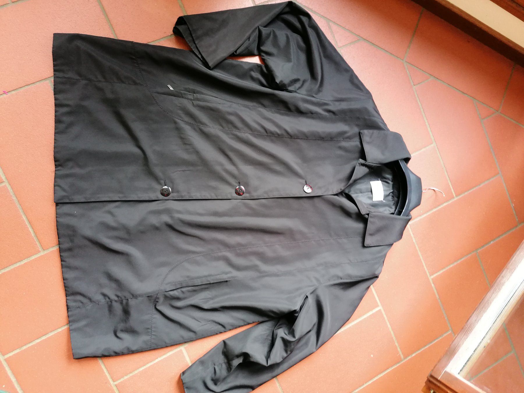 Cappotti: Kurz Mantel schwarz xxl – Usato da Bedigliora venduto da Dolcezza0 2