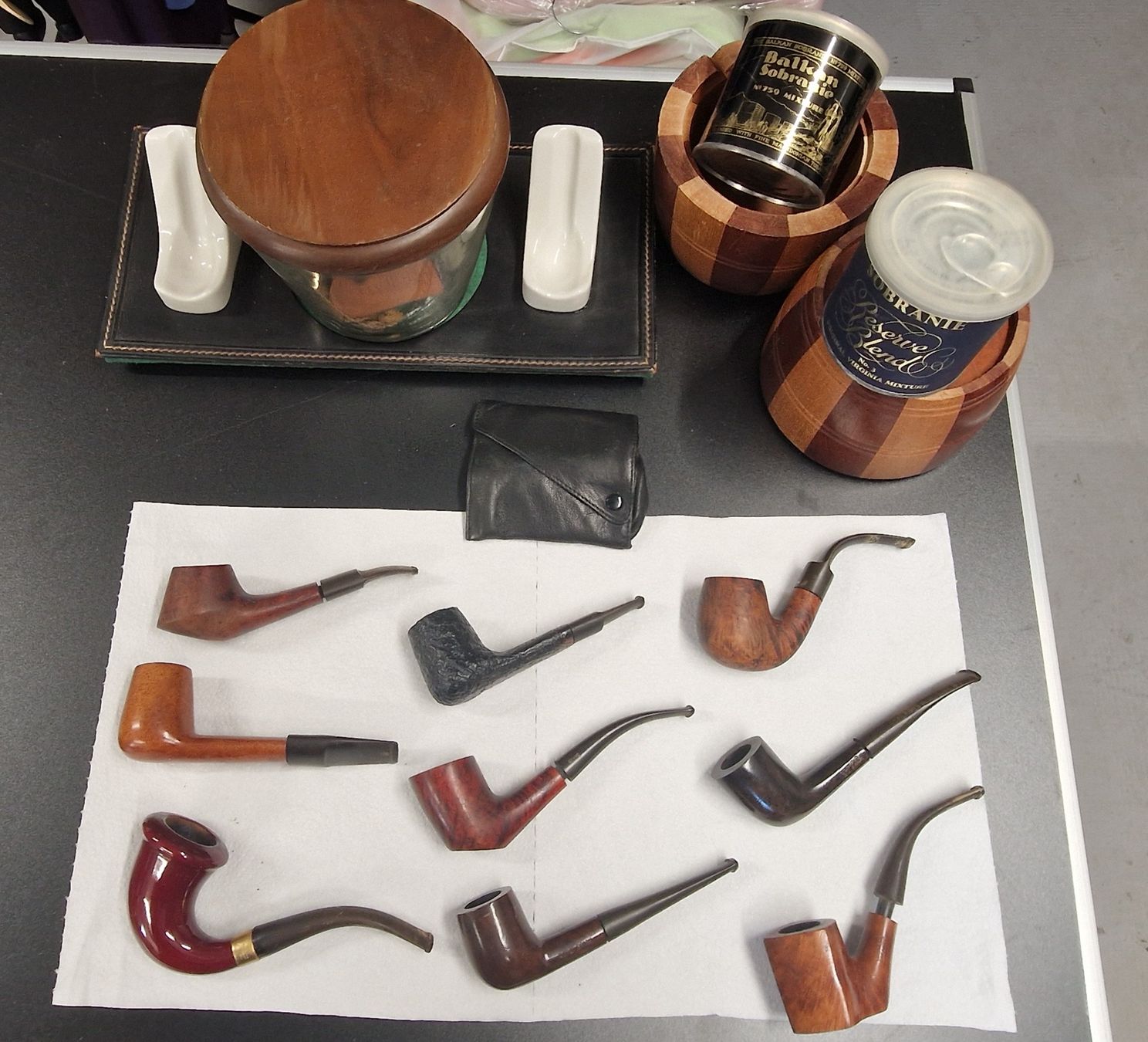 Pipe & Accessori: Pfeifensammlung mit Tabaktopf+ Zigarrenbehälter – Usato da Basel venduto da Goldlgw 1