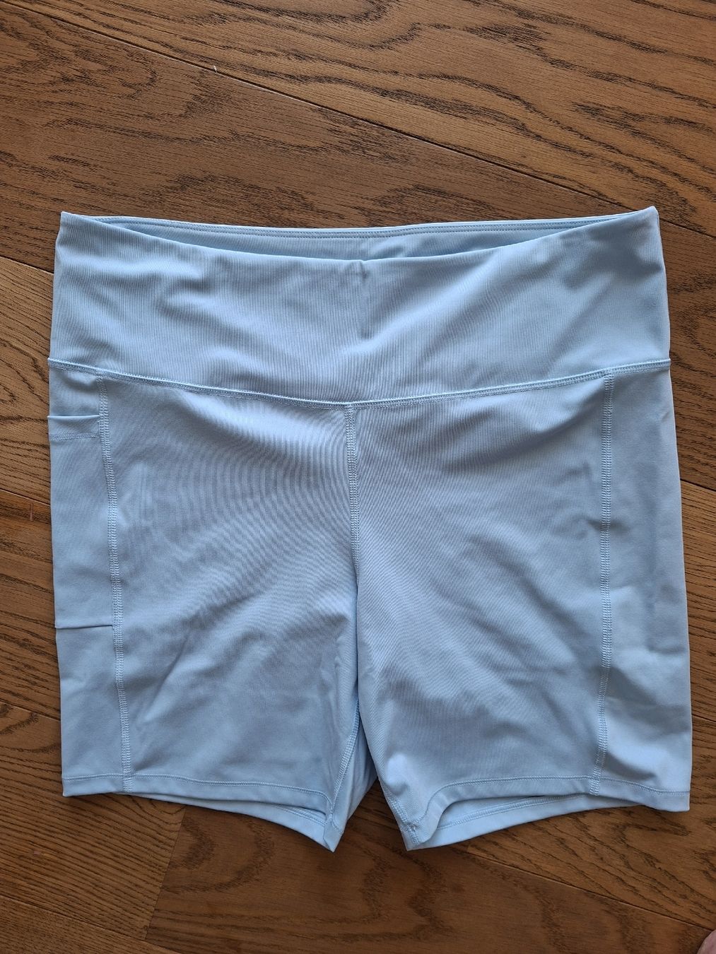 H&M Leggings: Kurze Sporthose von H&M – Nuovo (secondo la descrizione) da Oberengstringen venduto da Kimchimon