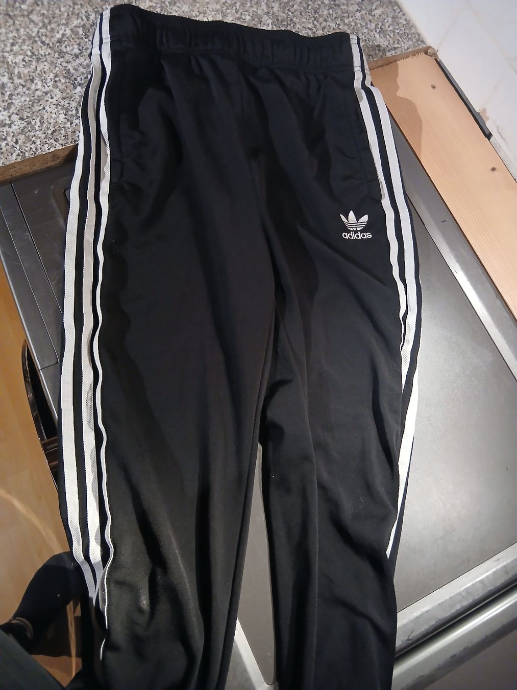 Adidas Pantaloni: pantalons de sport enfants – Usato da la chaux-de-fonds venduto da Melacora35