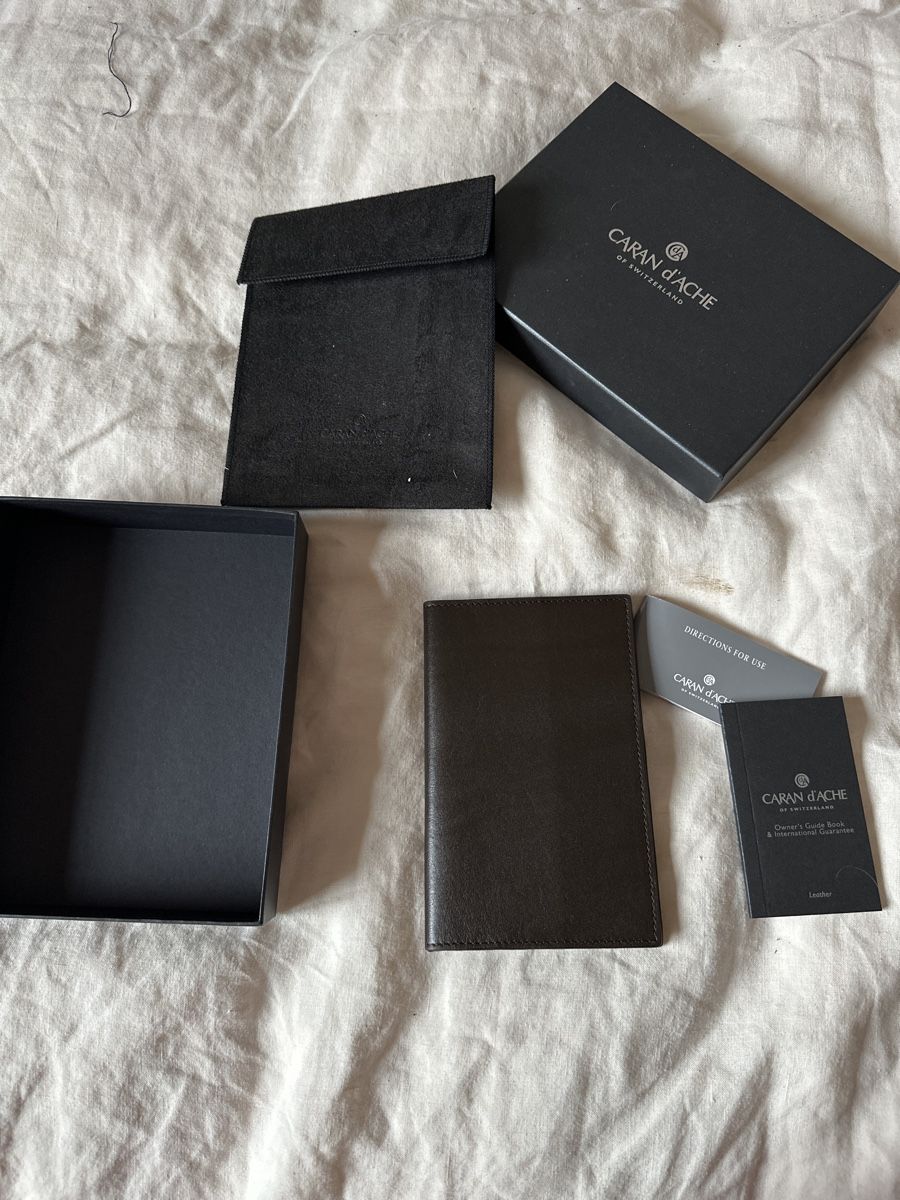 Caran D'Ache Altro in  Abbigliamento & Accessori: Étui carnet Caran D’Ache – Nuovo e nell'imballaggio originale da Muraz (Collombey) venduto da jaoo21