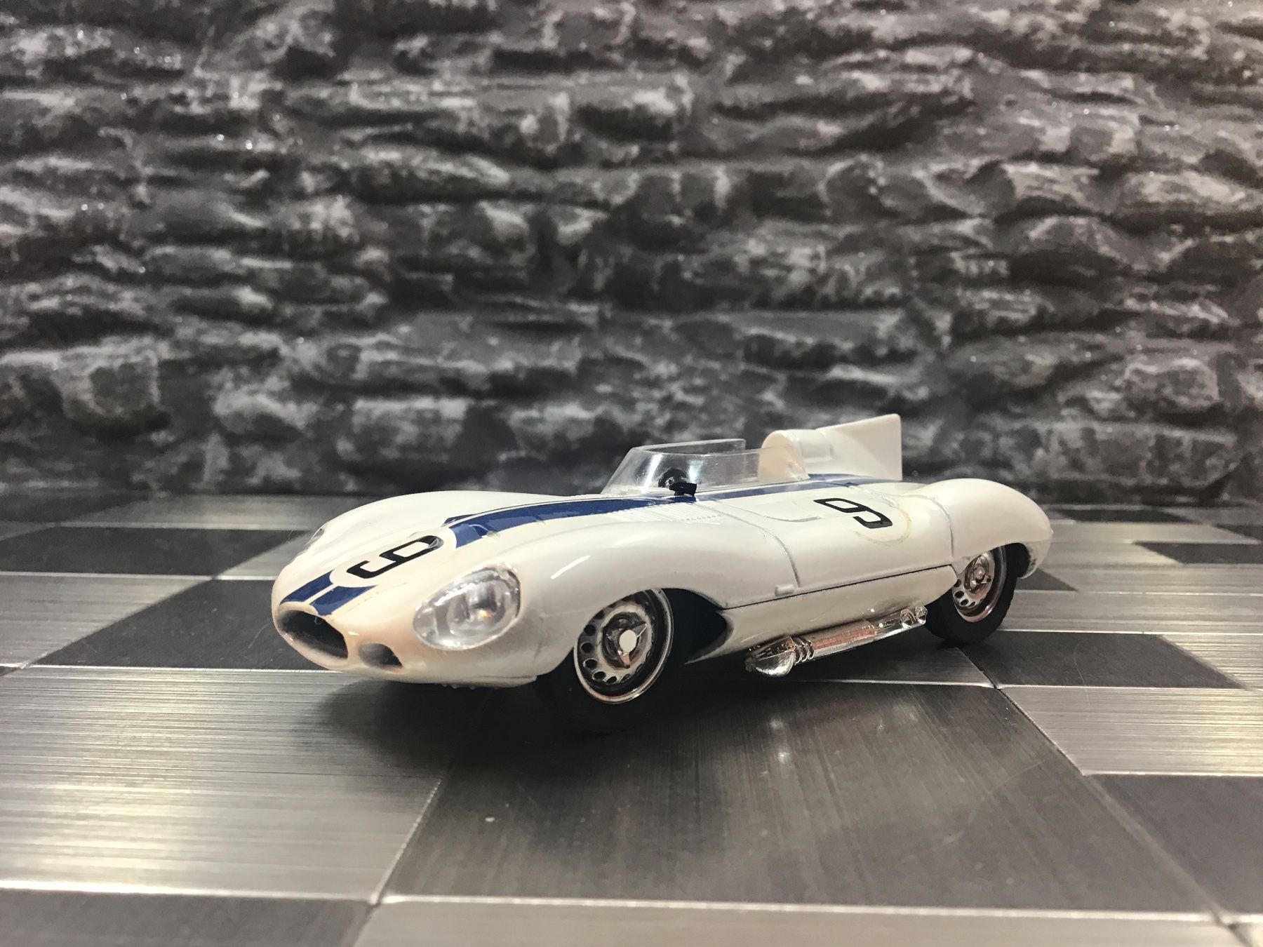 Jaguar Modellini d'auto: JAGUAR TYPE D LE MANS # 9 1:43 – Usato da Männedorf venduto da Spezial-Modelle