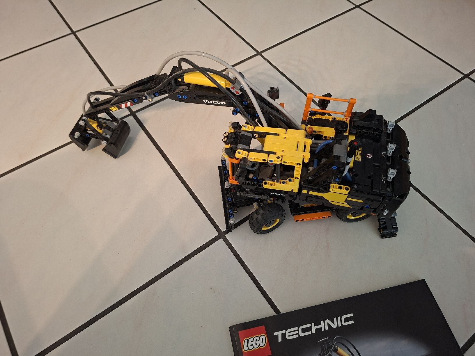 Lego Spielzeuge: Lego Technik 42053 Volvo Model – Gebraucht aus Schattdorf von mamo1952 3