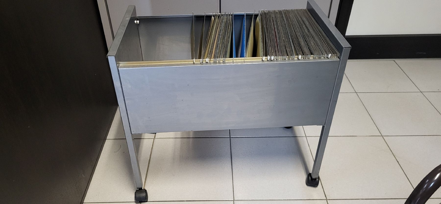 Banconi: 2 Rollcontainer für Hängeregister mit 57 mappen – Usato da Figino venduto da mayam63 3