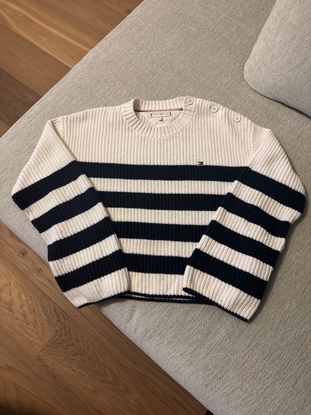 Tommy Hilfiger Maglioni & Felpe: Mädchen Tommy Hilfiger Stricktpullover -152/12 Jahre - NEU – Nuovo (secondo la descrizione) da Therwil venduto da Sikike