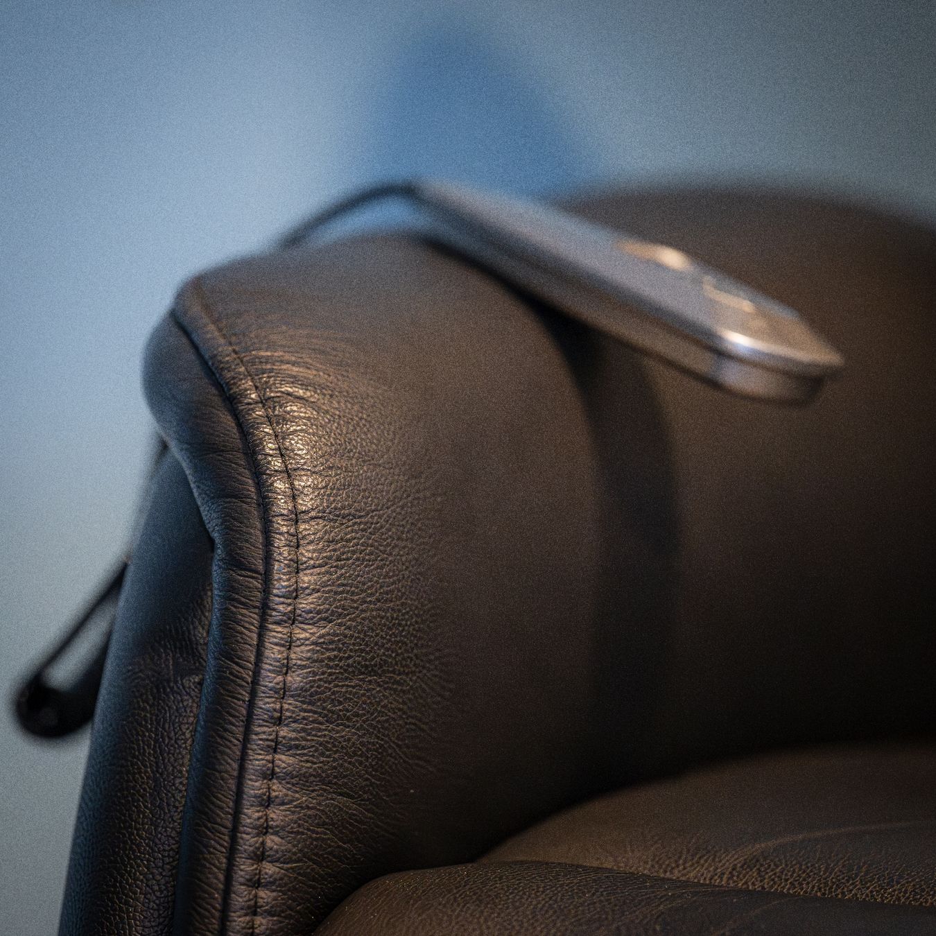 Fauteuils: Relaxsessel elektrisch aus echtem Leder mit Aufstehhilfe – D'occasion à Pieterlen par Tollot 4