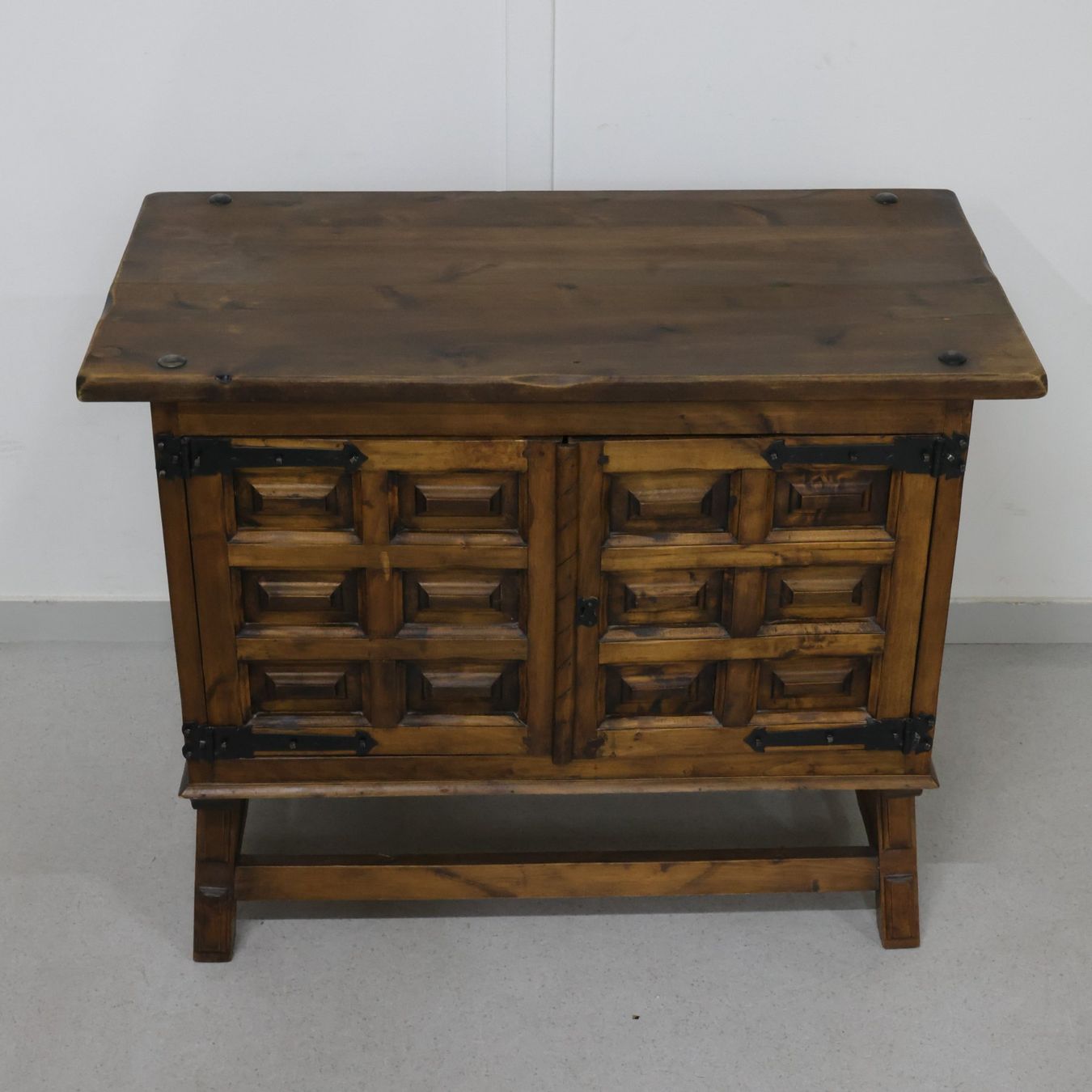 Cassettiere: Spanische Kommode aus massivem Holz – Usato da Volketswil venduto da brockipfannenstil