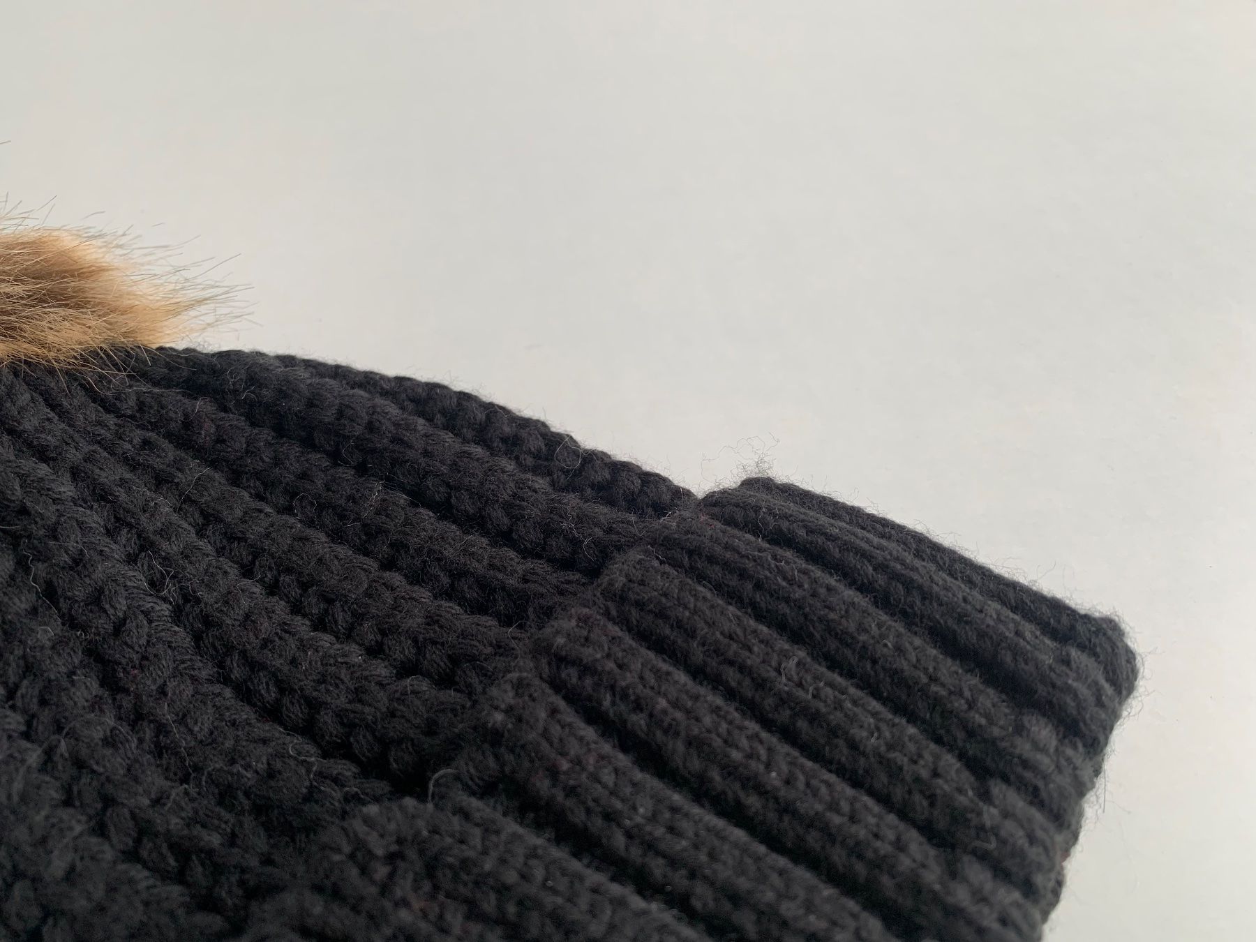 Hüte, Mützen & Caps: Schwarze Strickmütze mit Bommel Pesaro – Gebraucht aus Bern von Fraeuleinhonig 2