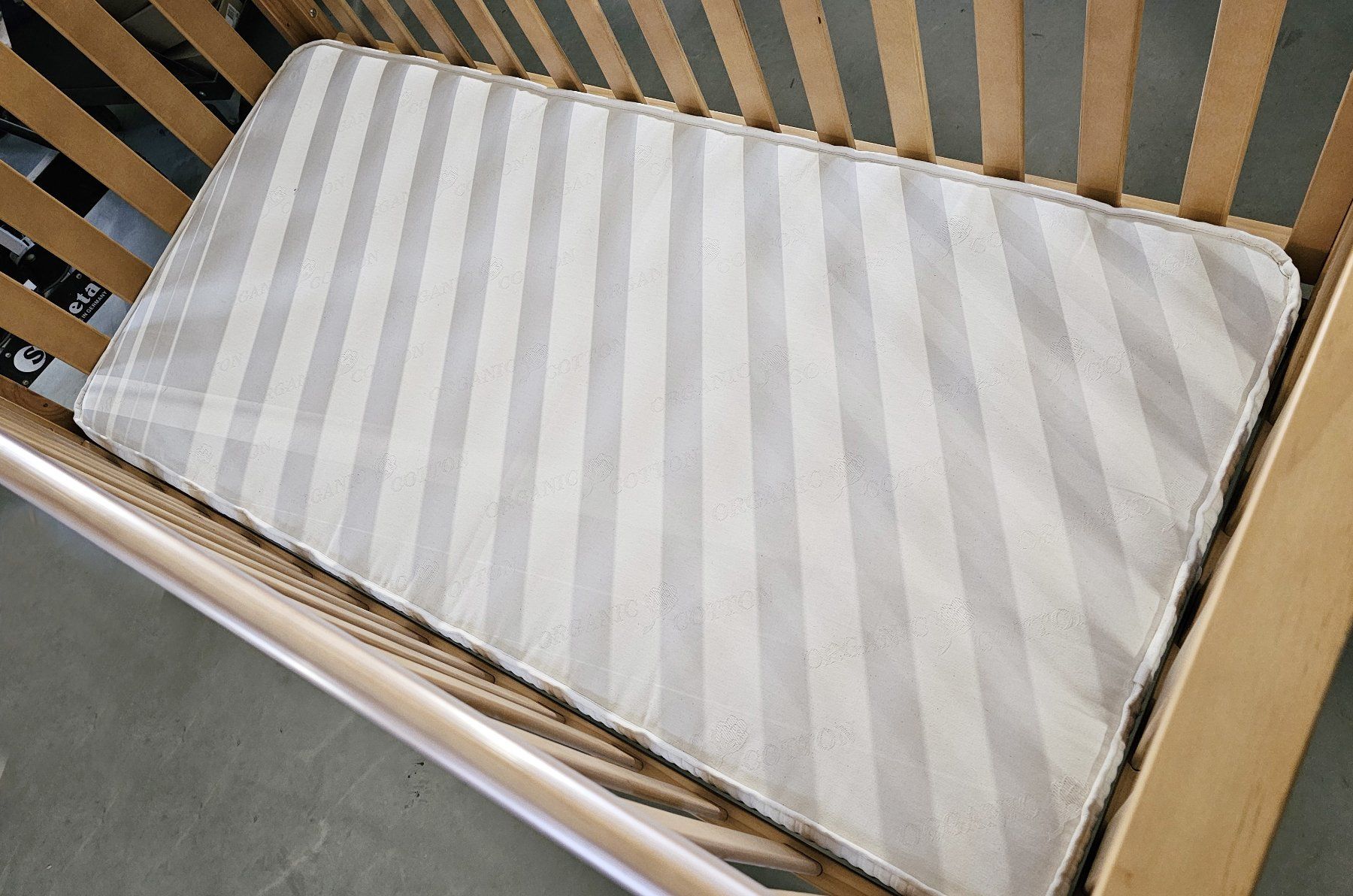 Letti: Kindergitterbett aus Holz mit Matratze – Usato da Altishausen venduto da Jomisaru 5