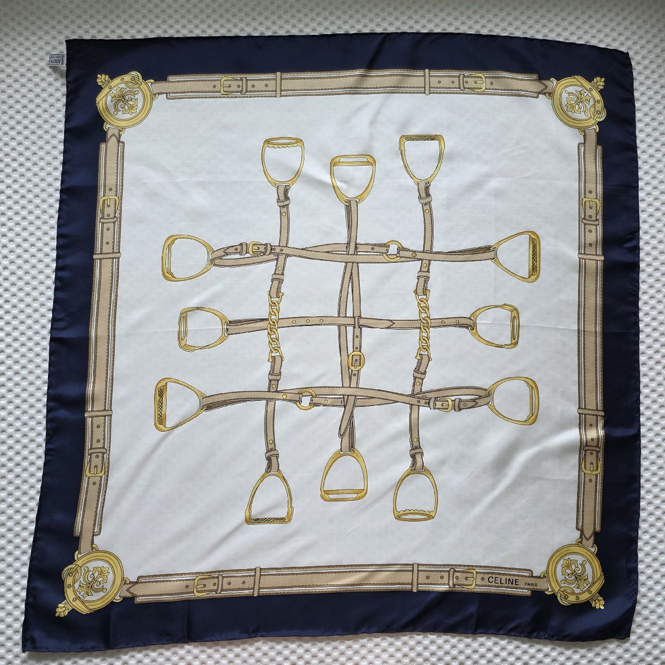 Celine Foulard & Sciarpe: Celine Seidentuch 80x80 cm Vintage – Usato da Zürich venduto da LIMAR 1