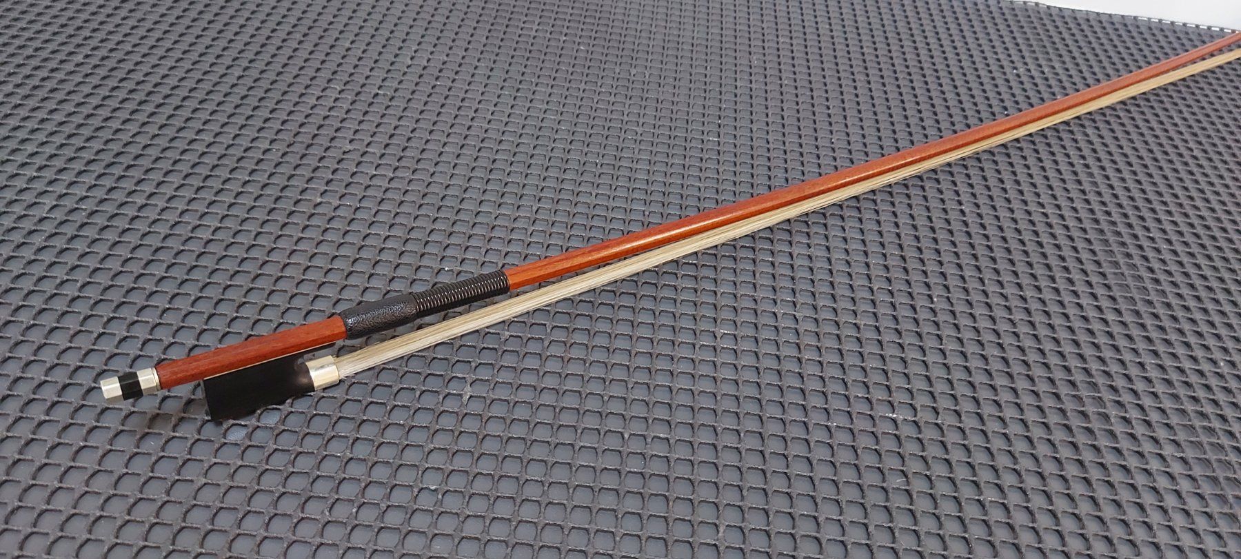 Musikinstrumente: 4/4 Geigenbogen Combrio fernambuco Octagonal  75 cm , 58 gr. – Gebraucht aus Glattbrugg von Swissmusik 6