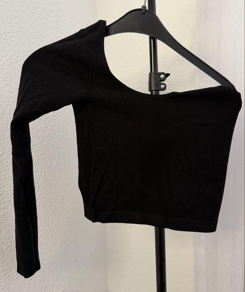 Tops: Schwarzes Langarm-Crop-Top – D'occasion à Rorschach par Tara234 1