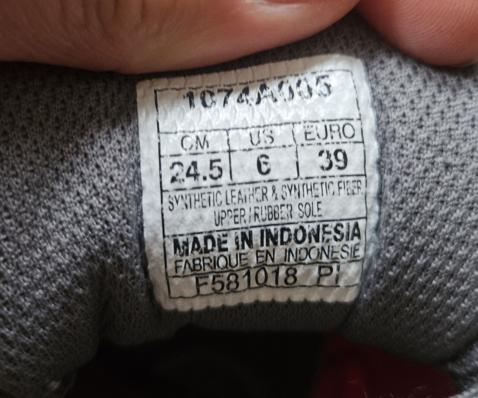 Asics Scarpe da uomo: asics Hallenschuhe Gr. 39 – Usato da Grabs venduto da ricolino12 2