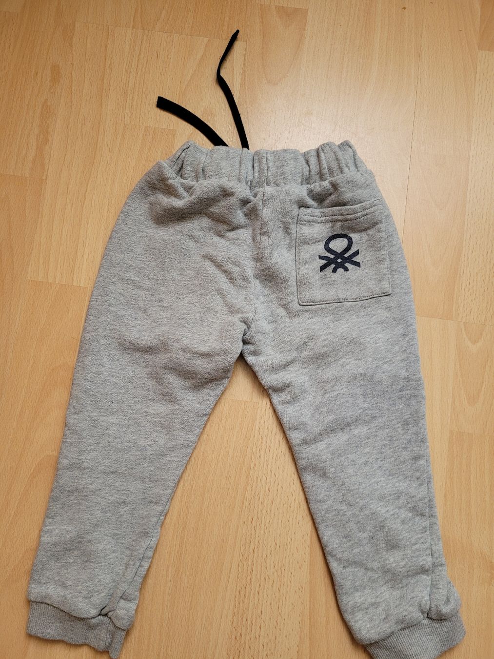 Benetton Pantaloni: Trainerhose Benetton gr. 98 – Usato da Inwil venduto da Flower2325 1
