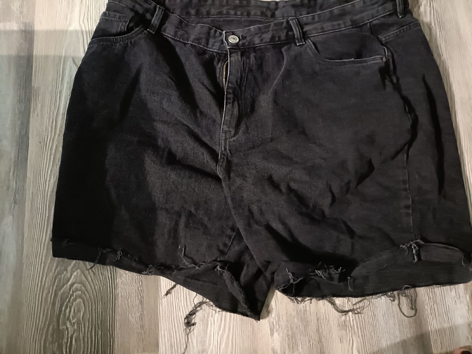Jeans: Jeans Shorts Gr. 48 – Usato da Tenniken venduto da Pasci1990