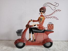 Schmuckanhänger Deko-Figur "Lady auf Roller" Metall Indien