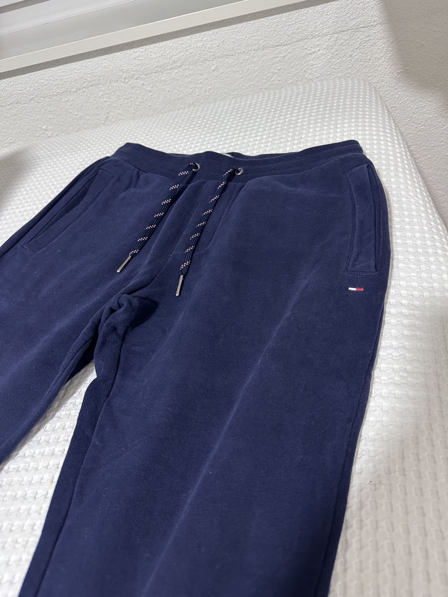 Tommy Hilfiger Pantaloni: Tommy Jeans Jogginghose dunkelblau Grösse M – Nuovo (secondo la descrizione) da Oberurnen venduto da nes_8xqt 1