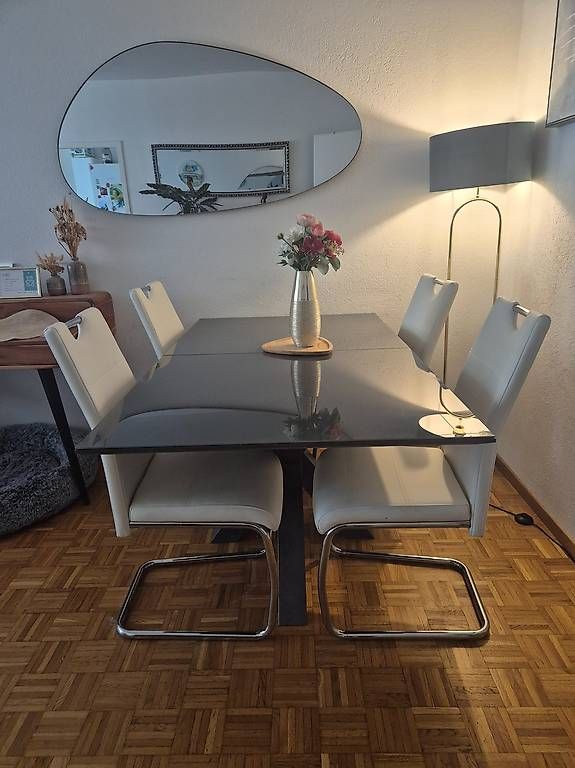 Set de table et chaises: Lot table à manger + 4 chaises  – D'occasion à Bellevue par nad_znz5 1