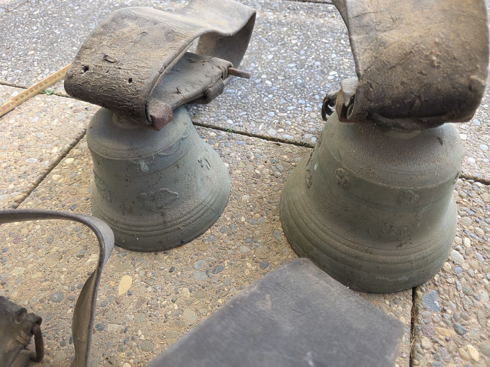 Campanacci mucche: 4 Glocken mit Lederriemen Konvolut – Usato da Laufen venduto da elias39 1