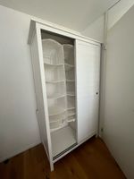 Kleiderschrank weiss mit Schiebetür und Fächern