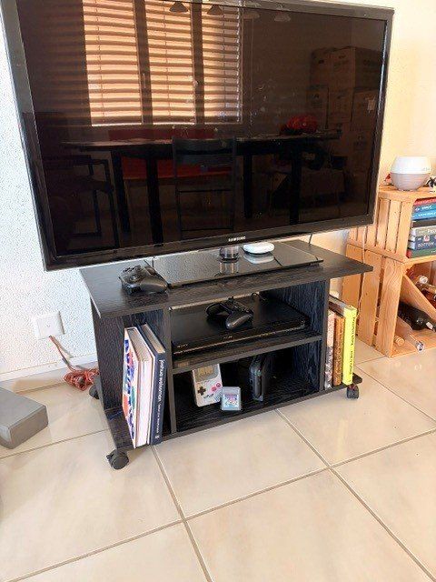 Mobili TV: Fernsehmöbel auf Rollen, Holz schwarz – Usato da Oberwil Lieli venduto da Knokkelmann 1