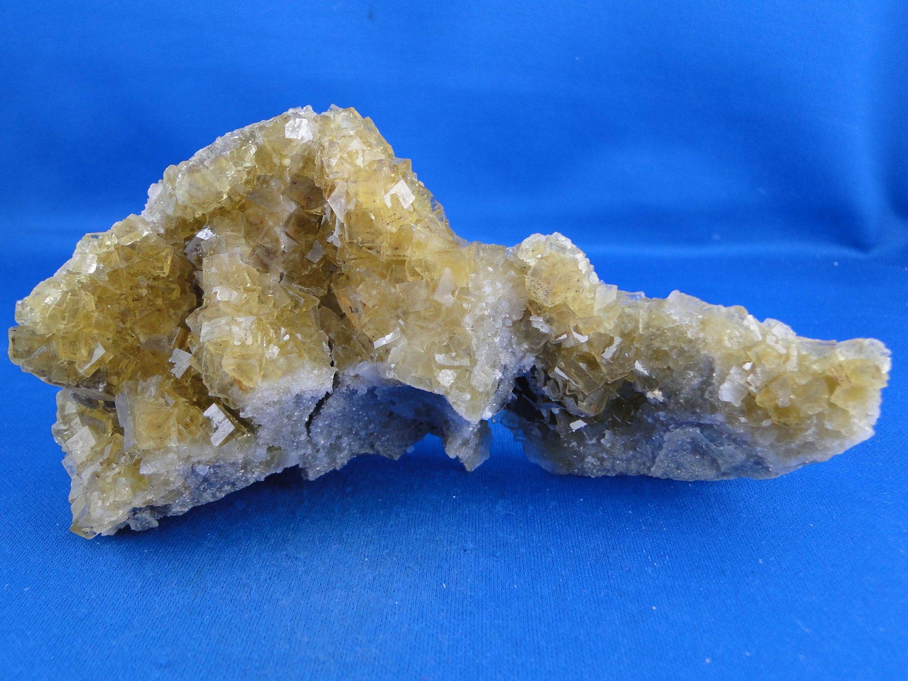 Minerali & Pietre curative: Honiggelbe Fluorit-Stufe mit Dolomit – Usato da Schinznach Bad venduto da Demerald