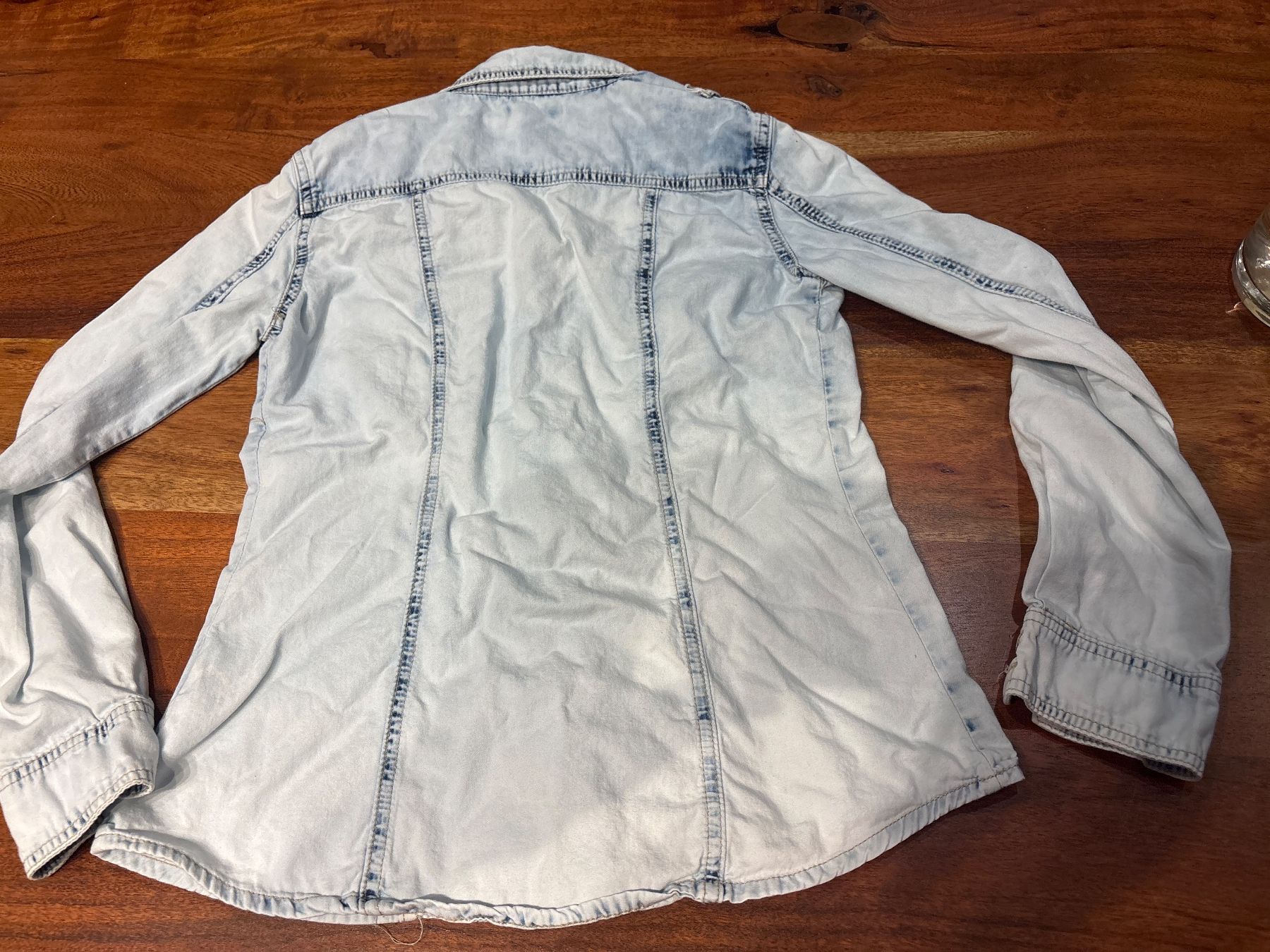 Blusen: Coole Jeansbluse hellblau Gr. S – Gebraucht aus Andwil SG von schmei 2