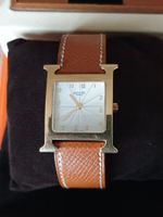 Hermes Uhr H in 750 nicht vergoldet! Breit 3 cm. Höhe 3,5 cm