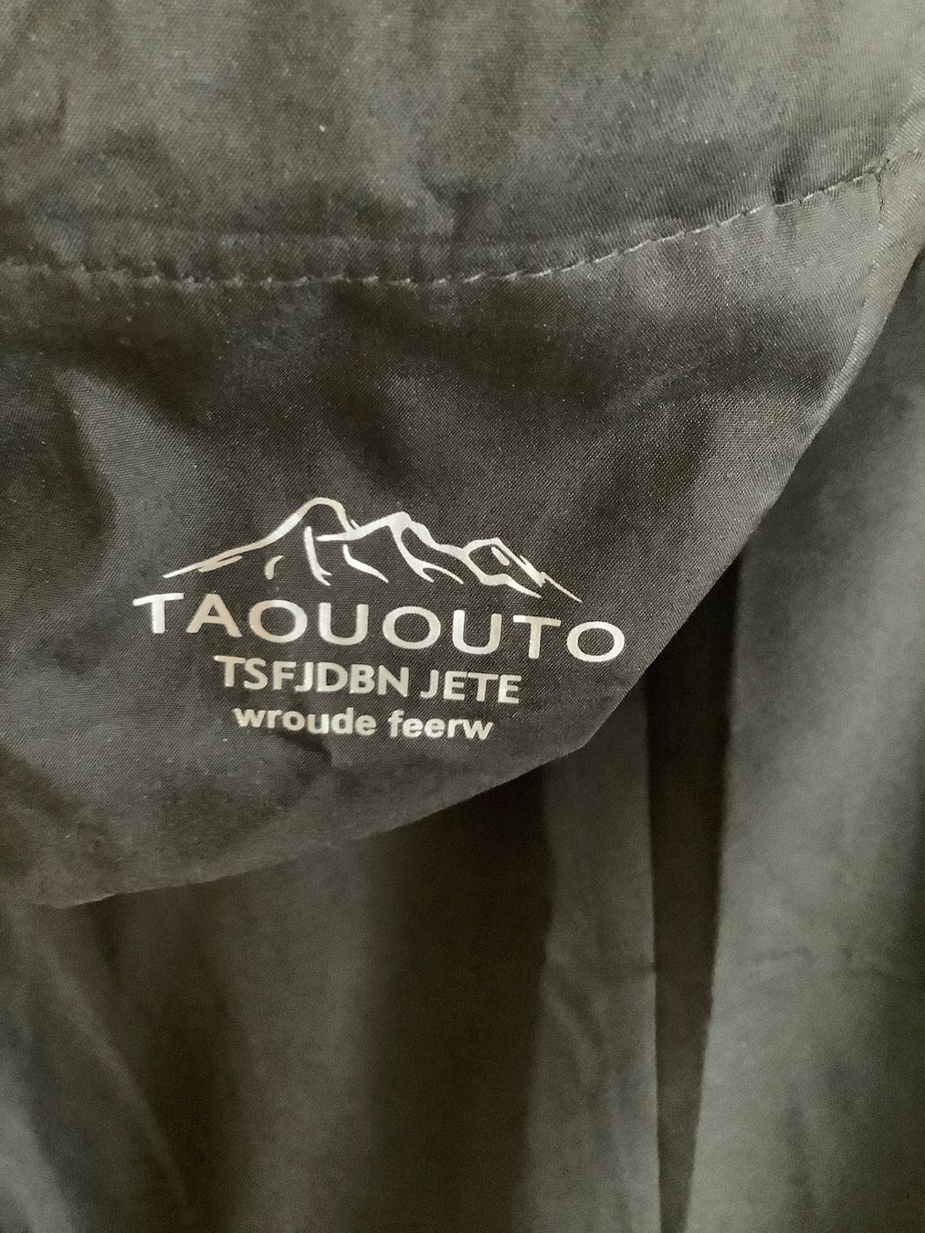 Giacche: Schwarze leichte Jacke mit Kapuze Grösse L – Usato da Zürich venduto da Verde21 2